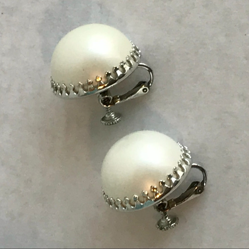 Vintage Large Pearl Screwback Earrings - Picture 1 of 5